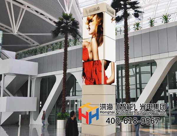 旋轉魔方柱,獲得商業廣告巨大價值的廣告機器人